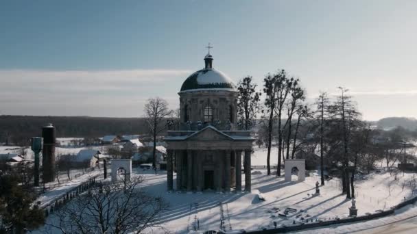 Повітряний вид історичної старої церкви на сонячний зимовий день — стокове відео