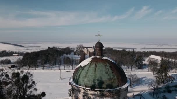 Vista aérea de la antigua iglesia histórica en el soleado día de invierno — Vídeos de Stock