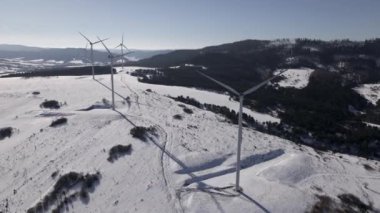 Güneşli Kış Günü 'nde Kar Altında Rüzgar Türbininin Hava Aracı Görüntüsü, 4k Görüntüsü