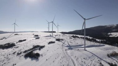 Güneşli Kış Günü 'nde Kar Altında Rüzgar Türbininin Hava Aracı Görüntüsü, 4k Görüntüsü