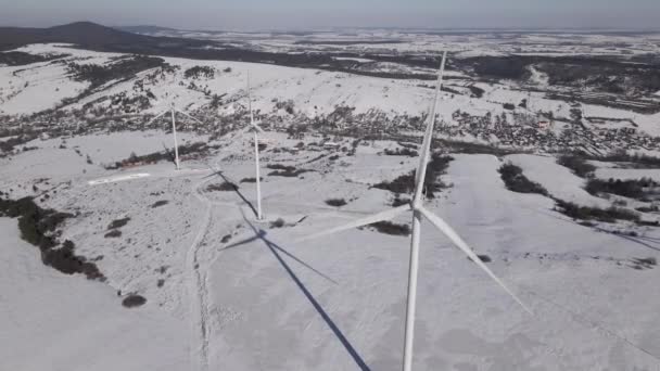 Вид з повітря на вітрову турбіну в сніжному покритому ландшафті, високоякісна касета 4k — стокове відео