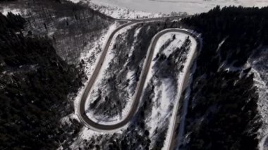 Ormanlı Kış Dağları 'nda Arabasız Serpentine Yolu' nun Hava Görüntüsü, Yüksek Kaliteli 4k