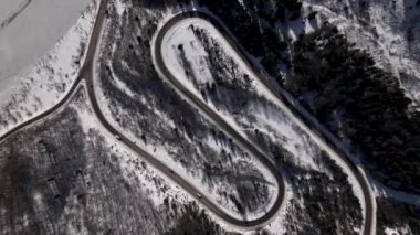 Ormanlı Kış Dağları 'ndaki Serpentine Yolu' nun Üstten Aşağı Hava Görünümü, Yüksek Kaliteli 4k