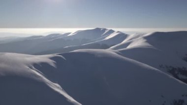 Sinematik Hava Görüntüsü, Hava Aracı Karpatya Dağları üzerinde Sunny Winter Day, Karla kaplı Gymba Dağı