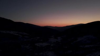 Karanlık 'taki Karpatlar' ın Sinematik Hava Görüntüsü, Günbatımındaki Akşam Manzarası, 4k Görüntüsü