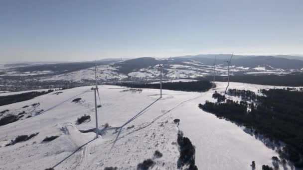 Kar Tarlasında Rüzgar Türbininin Hava Görüntüsü, Yüksek Kaliteli 4K Görüntü — Stok video