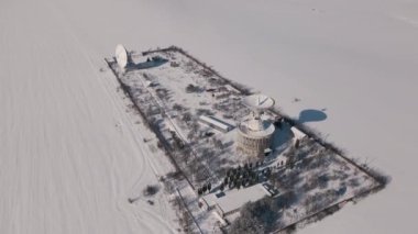 Sunny Winter Day 'de Kar Tarlası' ndaki Uzay İletişim İstasyonu 'nun Hava Görüntüsü Stratejik Nesne Üzerindeki İHA Uçuşu