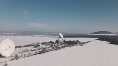 Sunny Winter Day 'de Kar Tarlası' ndaki Uzay İletişim İstasyonunun Sinematik Hava Görüntüsü, Stratejik Nesne Üzerindeki İHA Uçuşu