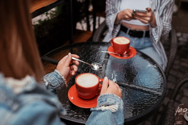 Two Women Friends Drinking Coffee in a Cafe Outdoors, Lunch Time Concept — Stock Photo, Image