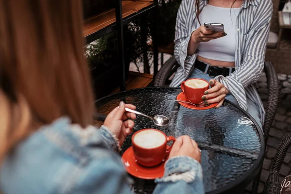 Δύο φίλες πίνοντας καφέ σε μια καφετέρια, μεσημεριανό γεύμα Concept — Φωτογραφία Αρχείου