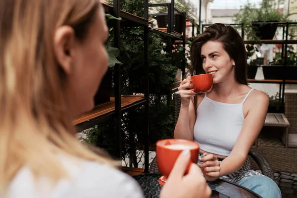 Δύο νεαρές γυναίκες πίνοντας καφέ σε μια καφετέρια σε εξωτερικούς χώρους, μεσημεριανό γεύμα Concept, Brunette Girl in Focus — Φωτογραφία Αρχείου