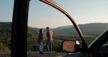 Genç Gezgin Çift Yolculukta, Erkek ve Kadın Arabalarıyla Güzel Manzaranın Üzerinde Keyifli Yolculuklar