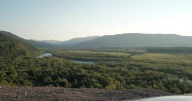 Bir arazi aracında otururken haritasını kullanan iki kişinin yan görünümü, yolculuk kavramı.
