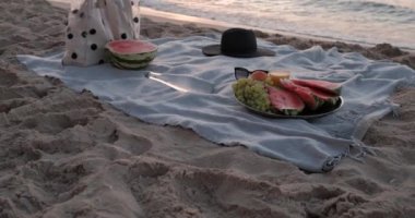 Sunrise Dawn, Tatil ve Haftasonu Konsepti 'nden önce Deniz Kumsalında Kimseyle ve Birçok Meyve ve Şişe Suyuyla Piknik Manzarası