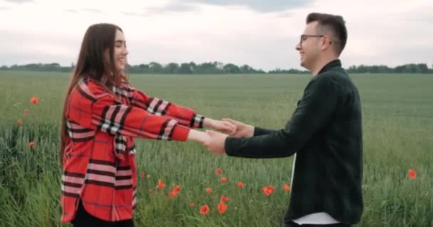 Mladý pár, chlap s přítelkyní baví venku na venkově — Stock video