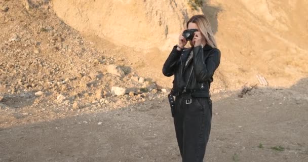 Jovem mulher fotografando namorado que sentado no tronco aberto do carro — Vídeo de Stock