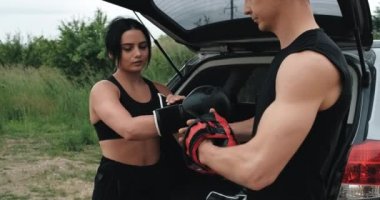 Siyah Spor Giyim Açık Hava Giyen İki Sporcu, Ellerinde Sarmal Boks Eldiveni, Boksörler Dövüş için Hazırlanıyor, Sağlıklı Yaşam Tarzı ve Açık Hava Antrenmanı