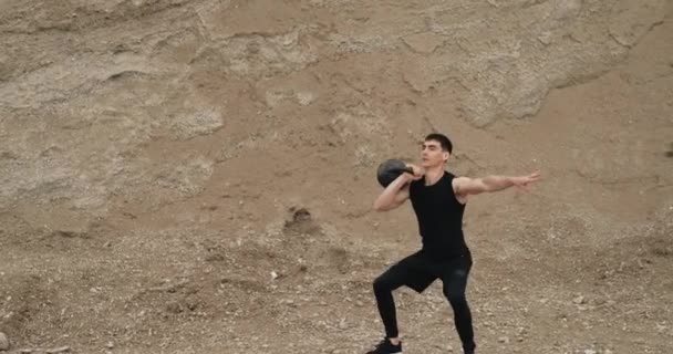 Atletische man in zwarte sportkleding training met gewicht open lucht, gezonde Lifestyle en outdoor training concept — Stockvideo