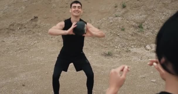 Dos atletas en entrenamiento de ropa deportiva negra con pelota juntos al aire libre, estilo de vida saludable y concepto de entrenamiento al aire libre — Vídeos de Stock