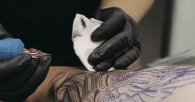 Dövme Sürecini Kapat, Siyah Plastik Eldivenli Tanımlanamayan Erkek Dövme Sanatçısı Müşterisine Dövme Yapıyor