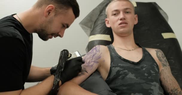 Close Up View of Tattooing Process, Man Tattoo Artist i svart gummihandskar Göra tatuering till sin klient — Stockvideo