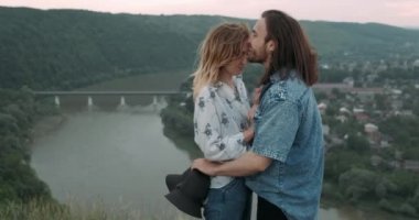 Genç Tarz Çifti Yakından Bakış, Erkek Öpüşen Kadın Boho stili giyinmiş, Kanyon Nehrinin Kıyısında Dururken Sarılıyor