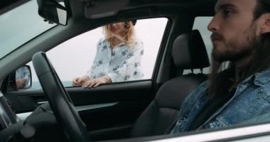 Şık Erkek Sürücü Arabanın İçinde Oturuyor ve Kadın Giyinik Pencereden Konuşuyor, Yolculuk ve Seyahat Konsepti