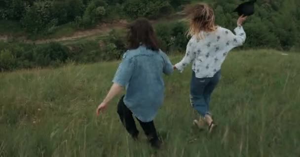 Ung Snygg Par Njuta Weekend, Lång Haired Man och Kvinna Ha kul Fritid utomhus, Löpande Spinning och Fallande till marken på kullen med utsikt över Canyon River — Stockvideo