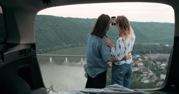 Voltar Visão De Dentro Do Carro De Dois Jovens Viajantes Tomando Selfie Em Smartphone Contra Fundo Panorâmico, Homem E Mulher Em Estilo Boho Aproveitando Viagem De Estrada Juntos, Viagens E Férias Conceito — Vídeo de Stock