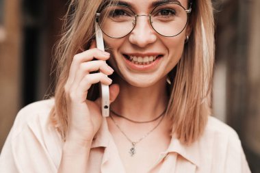 Gözlüklü Neşeli, Zarif Kadın Akıllı Telefon Kullanıyor ve Kameraya Gülümsüyor, Gözlüklü Şık Sarışın Kız Cep Telefonuyla Konuşuyor.