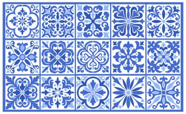 Geleneksel mavi ve beyaz süslemelerden oluşan dekoratif bir ızgara. Akdeniz tarzı iç mekanlar, banyo duvarları ve kaliteli ürün ambalajları için otantik mozaik arka sıçrama tasarımı.