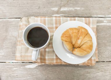 taze kruvasan ve kahve