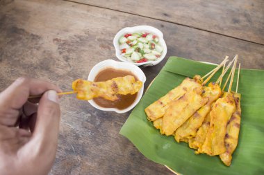 Holding genel gider görünümü insanlar w üzerinde fıstıklı sause daldırma doyurmak gözenek