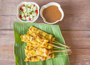 Izgara domuz eti satay fıstık sosu ve sirke, Tay street foo