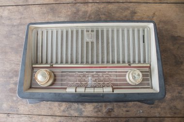 antika ahşap üzerine eski radyo