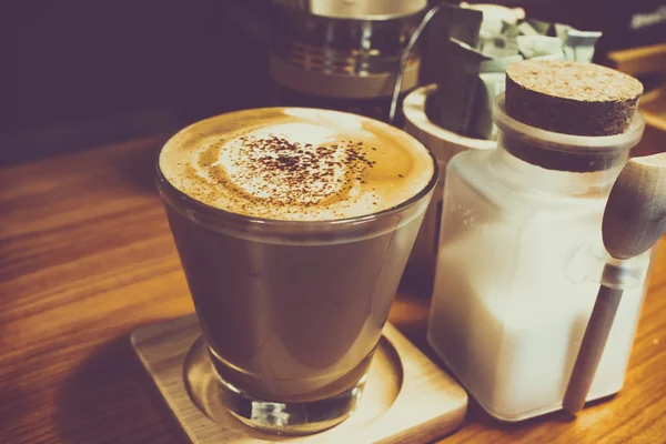 Image grunge de café chaud latte sur une table en bois dans un café — Photo