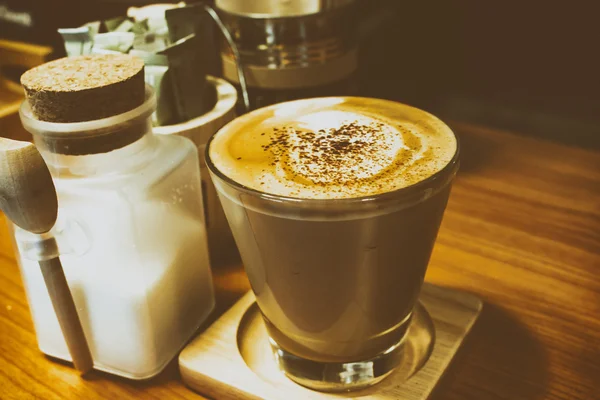 Kopi panas latte di meja kayu di kafe — Stok Foto