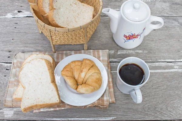 Croissant fresco e café — Fotografia de Stock