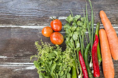 Çeşitli renkli çiğ sebze kadar kapatın