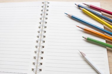 defter üzerinde renkli kalemler