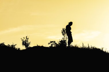 Genç adam tek başına 