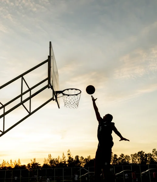 Salto di basket, silhouette nera — Foto Stock