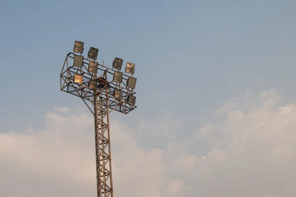 Proyectores brillantes con cielo —  Fotos de Stock