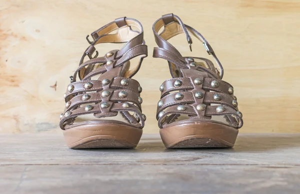 Ahşap arka plan üzerinde kadın ayakkabı — Stok fotoğraf