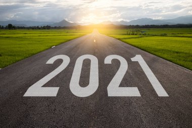 2021 'de otoyolda altın gün batımında, boş asfalt yolun ortasında yeni yıl kavramı.