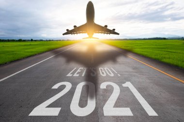 Yeni yıl 2021 'de, 2021' de ve 2021 'de, otobanda, boş asfalt yolun ortasında, yeni yıl konsepti.