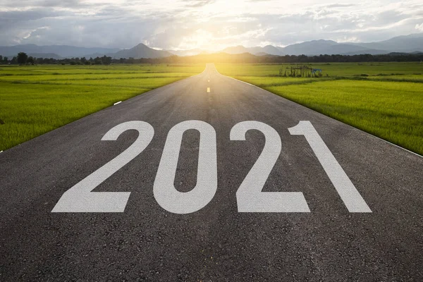 Das Wort 2021 Geschrieben Auf Der Autobahn Mitten Auf Der — Stockfoto