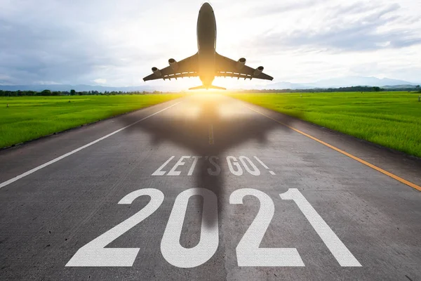 Palavra Vamos Escrever 2021 Avião Estrada Rodoviária Meio Estrada Asfalto — Fotografia de Stock