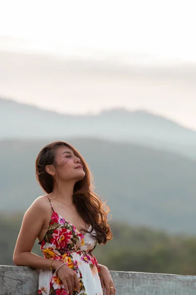 Porträtt Söt Asiatisk Ung Kvinna Står Mot Blå Himmel Och — Stockfoto