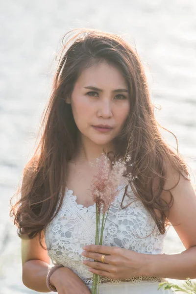 Porträtt Asiatiska Kvinnor Som Håller Gräs Blommor Och Soluppgång — Stockfoto